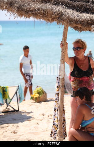 Touristen aus Europa und lokale Folk genießen Tag im August auf dem Mittelmeer Ufer auf ein Hotel Strand in erschwinglichen Ferienort Hammamet in Tunesien. Stockfoto