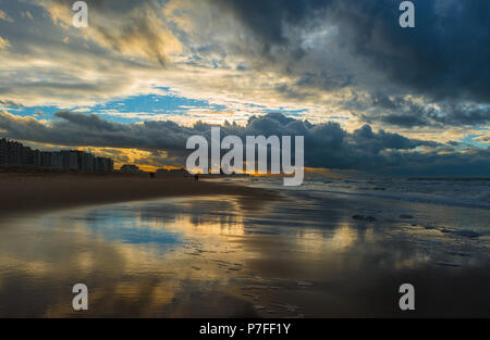 Nordsee Gewitterwolken über dem Strand und städtischen Skyline von Ostende bei Sonnenuntergang, Westflandern, Belgien, Europa. Stockfoto