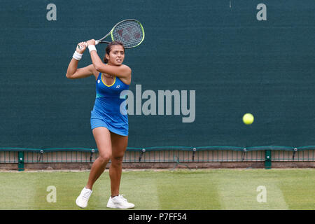 Indische professional tennis player Ankita Raina spielt einen Schuß bei einem Qualifikationsspiel am 2018 Natur Tal Klassiker in Birmingham, UK. Stockfoto