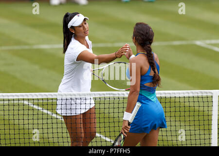 Priscilla Hon (links) und Ankita Raina (rechts) schütteln sich die Hände am Ende der Hon Women's Singles qualifizieren am 2018 Natur Tal Klassiker in Birmingham, Großbritannien gewinnen. Stockfoto