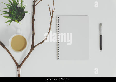 Spirale notebook Seite und Kaffee auf weißem Hintergrund. Minimale flach. Stockfoto