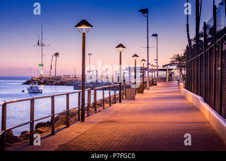 Brick Gehweg zu Boot Dock in frühen Morgen Sonnenaufgang Licht, Straßenbeleuchtung auf, Schatten, stillen und ruhigen friedlichen, Avalon, Santa Catalina Island, Kalifornien Stockfoto