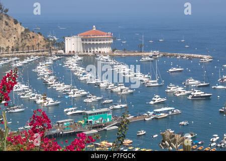 Overhead und Blick auf die Bucht von Avalon Hafen mit Casino, Pleasure Pier, Segelboote und Yachten auf dem Santa Catalina Island Urlaub in Kalifornien, USA Luxus leisur Stockfoto