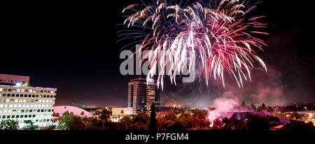 Die Leute, um das Feuerwerk in Discovery Meadow Park in San Jose Kalifornien zu sehen Stockfoto
