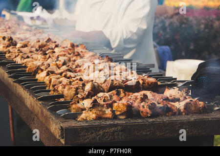 Saftige Scheiben von Fleisch auf Feuer, Shish Kebab. Kebab am Spieß gebraten auf den Grill im Freien. Stockfoto