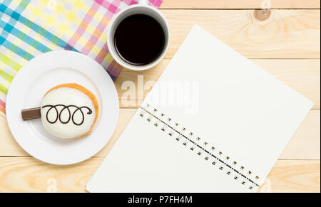 Leer Notebook mit Donut und Kaffee im Cafe Stockfoto