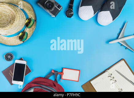 Mode und Accessoires auf blauem Hintergrund Stockfoto