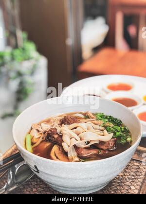 Chinesische gebratene Ente Nudelsuppe Rezept auf hölzernen Tisch Stockfoto