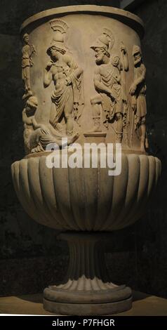 Römische Kunst. Dekorative Vase. Relief Darstellung der Opfer der Iphigenie. 2. Jahrhundert n. Chr. Marmor. Die Eremitage. Sankt Petersburg. Russland. Stockfoto