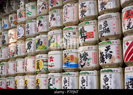 Detail der Meiji Jingu Tempel sake Fässer im Stroh im Yoyogi Park in Tokio, Japan. Stockfoto