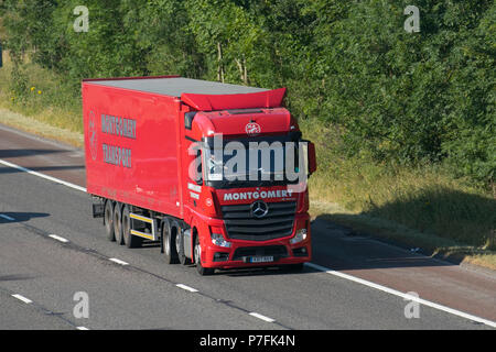 Montgomery Versand Fracht, Schwertransporte Mercedes Benz Lkw auf der M6 an der Lancaster, Großbritannien Stockfoto