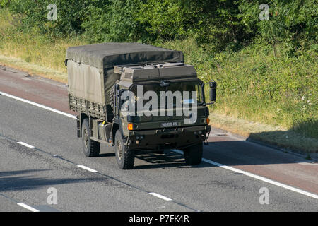 Auf der M6 in Lancaster, Großbritannien, wurden mit Segeltuch überzogene MAN HX60 18,330 4x4 Militärfahrzeuge der britischen Armee, Frachtfracht, Schwertransporte geliefert Stockfoto