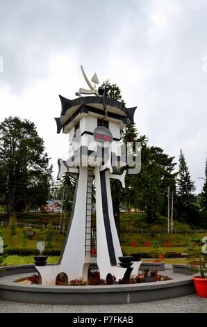 Tanah Rata Uhrturm mit Zeit- und Temperaturmesswerten in Central Town Park Cameron Highlands Malaysia Stockfoto