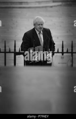 LONDON - 15. MAI 2018: (Bild digital geändert werden monochrom) Boris Johnson Minister für Auswärtige Angelegenheiten kommt, um Downing Street für die wöchentliche Kabinettssitzung Stockfoto