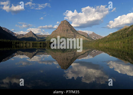 Sinopah Berg spiegelt sich in zwei Medicine Lake, Glacier National Park Stockfoto