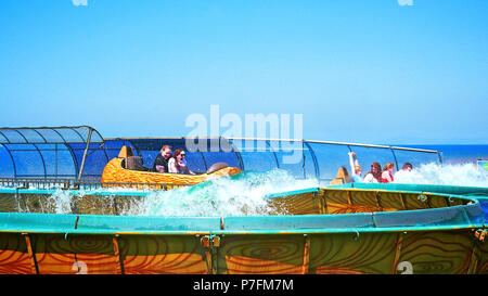 Junge Menschen genießen die Log Flume Ride South Pier in Blackpool im Sommer Stockfoto