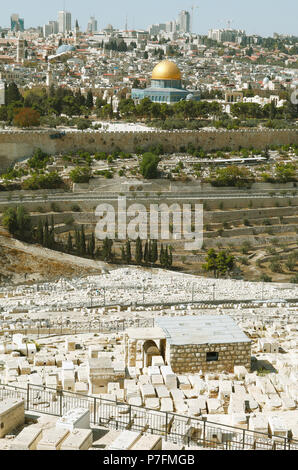 Blick vom Ölberg auf den Jüdischen Friedhof auf den Felsendom auf dem Tempelberg in der Altstadt von Jerusalem Stockfoto