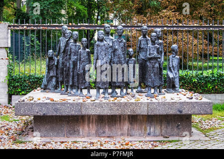 Holocaust Mahnmal - Bronze Skulptur erinnert an die Opfer des Faschismus am Alten Jüdischen Friedhof, Mitte, Berlin. Stockfoto