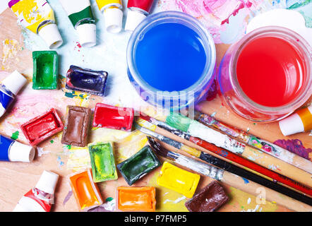 Pinsel, Palette, together, bunte Farben. Schreibtisch, Arbeitsplatz Künstler. Hintergründe Art.-Ansicht von oben, flach Stockfoto