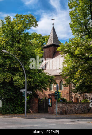 Berlin, Dahlem-Dorf. St Annes evangelikal Kirche. Pfarrkirche Ziegelfassade-gotischen Stil Stockfoto