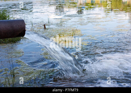 Die Gefahr der Kontamination der Umwelt. Giftig, verschmutzte Abwasser Kanalisation in den Fluss, das Meer, ökologische Katastrophe Stockfoto