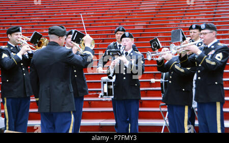 Soldaten, die von der New York Army National Guard 42th Infantry Division Band, unter der Leitung von Chief Warrant Officer 3 Mark Kimes, musikalische Unterstützung während der Zeremonie das Leben und die Karriere der New York Army National Guard Kaplan Pater Francis S. Duffy am Times Square Juni 27, 2018 zu Ehren. Erzbischof von New York, Kardinal Timothy Dolan, WWI nationalen Kommissar Dr. Libby O'Connell und Senior Kaplan der National Guard, Kaplan (Brig. Gen.) Kenneth "Ed" Brandt trat der New York Army National Guard Oberstleutnant Don Makay, Kommandant der 1. Battalion, 69th Infanterie D zu gedenken. Stockfoto