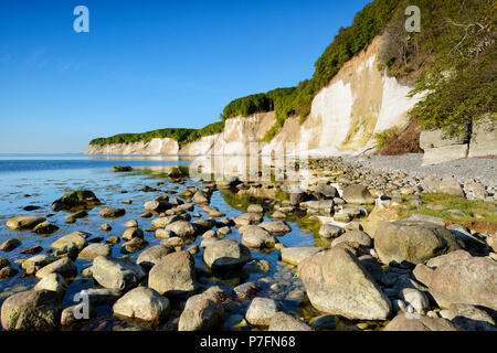 Große Steine am Ufer der Ostsee vor der Kreidefelsen der Klippen, Nationalpark Jasmund, Rügen Insel Stockfoto