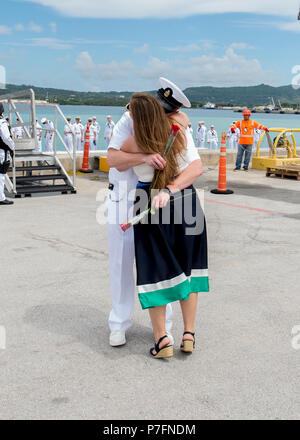 170629-N-PK 553-208 Santa Rita, Guam (29. Juni 2018) Senior Chief Electrician's Mate nukleare Travis Radzyminski erhält die feierliche "First Kiss" und eine Umarmung von Frau Crystal während ein homecoming Zeremonie auf der Pier für den Los-Angeles-Klasse schneller Angriff U-Boot USS Oklahoma City (SSN723), am 29. Juni. Oklahoma City ist eine von vier Vorwärts - Einsatz u-Boote zum Kommandanten, Submarine Squadron 15 zugewiesen. (U.S. Marine Foto von kulinarischen Specialist Seaman Jonathan Perez) Stockfoto