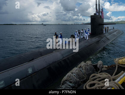 170629-N-PK 553-055 Santa Rita, Guam (29. Juni 2018) Los-Angeles-Klasse schneller Angriff U-Boot USS Oklahoma City (SSN723) kehrt in seinen Heimathafen von Apra Harbor, Guam, Juni 29. Oklahoma City ist eine von vier Vorwärts - Einsatz u-Boote zum Kommandanten, Submarine Squadron 15 zugewiesen. (U.S. Marine Foto von kulinarischen Specialist Seaman Jonathan Perez) Stockfoto