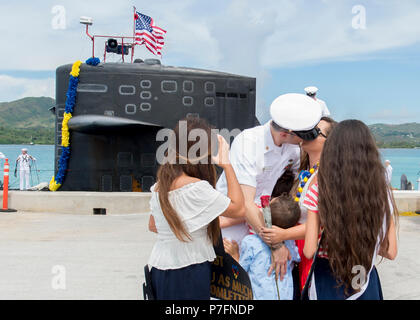 170629-N-PK 553-220 Santa Rita, Guam (29. Juni 2018) Chief Elektronik Techniker Navigation Michael Levy erhält einen Kuss von Frau Crystal während ein homecoming Zeremonie auf der Pier für den Los-Angeles-Klasse schneller Angriff U-Boot USS Oklahoma City (SSN723), am 29. Juni. Oklahoma City ist eine von vier Vorwärts - Einsatz u-Boote zum Kommandanten, Submarine Squadron 15 zugewiesen. (U.S. Marine Foto von kulinarischen Specialist Seaman Jonathan Perez) Stockfoto