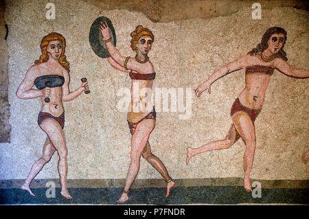 Stock Mosaik von drei Frauen im Bikini bei Sport, Bikini Girls' Hall, Villa Romana del Casale, 4. Jahrhundert N.CHR. römische Villa Stockfoto