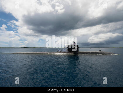 170629-N-PK 553-043 Santa Rita, Guam (29. Juni 2018) Los-Angeles-Klasse schneller Angriff U-Boot USS Oklahoma City (SSN723) kehrt in seinen Heimathafen von Apra Harbor, Guam, Juni 29. Oklahoma City ist eine von vier Vorwärts - Einsatz u-Boote zum Kommandanten, Submarine Squadron 15 zugewiesen. (U.S. Marine Foto von kulinarischen Specialist Seaman Jonathan Perez) Stockfoto