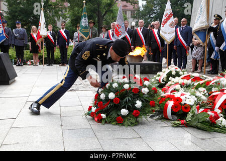 Sergeant Maj Sael Garcia, 1 Infanterie Division Mission Befehl Element Sergeant Major, erinnert an den 1956 Posener Aufstand von einer Kranzniederlegung im Namen der United States Army während einer Zeremonie zum 28. Juni 2018, am Kreuze Denkmal in Posen, Polen, zu Ehren der polnischen Bürger, die gegen die kommunistische Herrschaft vor 62 Jahren stand. Die massiven Proteste im Jahr 1956 waren die ersten von vielen, in denen Hunderte von polnischen Volk opferte ihr Leben für die Unabhängigkeit Polens. Hunderte polnische Bürger, einschließlich Aufstand Teilnehmer nahmen an der Zeremonie. Ebenfalls anwesend waren Brig. Gen Stockfoto