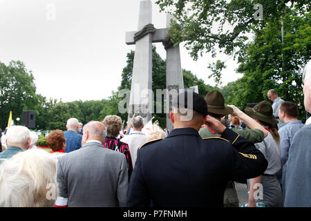 Sergeant Maj Sael Garcia, 1 Infanterie Division Mission Befehl Element Sergeant Major es grüßt während der Polnischen Nationalhymne zu Beginn der Zeremonie in Gedenken an die 1956 Posener Aufstand vom 28. Juni 2018, am Kreuze Denkmal in Posen, Polen, die zu Ehren der polnischen Bürger, die gegen die kommunistische Herrschaft 62 Jahren stand steht. Die massiven Proteste im Jahr 1956 waren die ersten von vielen, in denen Hunderte von polnischen Volk opferte ihr Leben für die Unabhängigkeit Polens. Hunderte polnische Bürger, einschließlich Aufstand Teilnehmer nahmen an der Zeremonie. Auch in attendanc Stockfoto