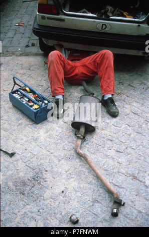 Man Reparaturen Auto, Auto Literatur, Berlin, Deutschland Stockfoto