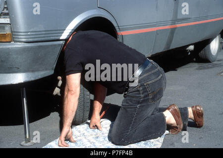 Man Reparaturen Auto, Berlin, Deutschland Stockfoto