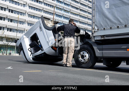 Lkw-Unfall und Polizei Auto, Alexanderstraße, Mitte, Berlin, Deutschland Stockfoto