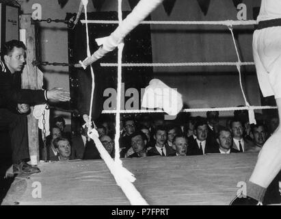 Werfen das Handtuch beim Boxen, 1950er Jahre, genaue Lage unbekannt, Deutschland Stockfoto