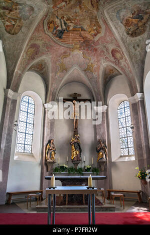 Hauptaltar mit Deckenfresken, Kirche St. Laurentius, Holzkirchen, Oberbayern, Bayern, Deutschland Stockfoto