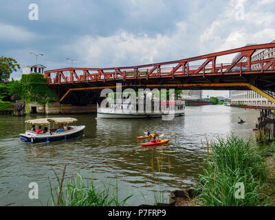 Chicago, Illinois, USA, 5. Juli, 2018. Das ausflugsschiff Chicago's Leading Lady, Kajaks und ein Vergnügen, Bootsfahrt im Norden Zweig des Chicago River an diesem heißen Sommertag wie ein Sturm Ansätze aus dem Nordwesten. Quelle: Todd Bannor/Alamy leben Nachrichten Stockfoto