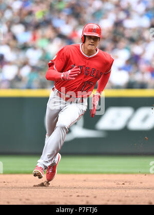 Los Angeles Engel Designated Hitter Shohei Ohtani Köpfe home zur Kerbe auf ein RBI double von Luis Valbuena (nicht abgebildet) im zweiten Inning während der Major League Baseball Spiel gegen die Seattle Mariners at Safeco Field, Seattle, Washington, United States, 4. Juli 2018. Quelle: LBA/Alamy leben Nachrichten Stockfoto