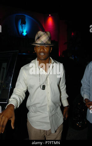 MIAMI BEACH - FL - 02 Januar, 2005; Jamie Foxx verbringt ein heißes Wochenende mit einer unbekannten Frau in South Beach: Jaime Foxx Stockfoto