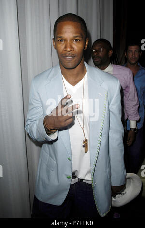 MIAMI BEACH - FL - Juni 24, 2007; Jamie Foxx verbringt ein heißes Wochenende mit unbekannter Blondine am South Beach Hotel; Das Paar wurde an der Bombay Sapphire beschmutzt präsentiert das 19. Loch Party in der blauen Tür, im Delano Hotel in South Beach: Jamie Foxx Stockfoto