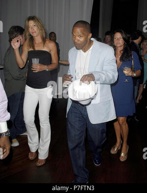 MIAMI BEACH - FL - Juni 24, 2007; Jamie Foxx verbringt ein heißes Wochenende mit unbekannter Blondine am South Beach Hotel; Das Paar wurde an der Bombay Sapphire beschmutzt präsentiert das 19. Loch Party in der blauen Tür, im Delano Hotel in South Beach: Jamie Foxx Stockfoto