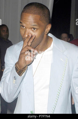 MIAMI BEACH - FL - Juni 24, 2007; Jamie Foxx verbringt ein heißes Wochenende mit unbekannter Blondine am South Beach Hotel; Das Paar wurde an der Bombay Sapphire beschmutzt präsentiert das 19. Loch Party in der blauen Tür, im Delano Hotel in South Beach: Jamie Foxx Stockfoto