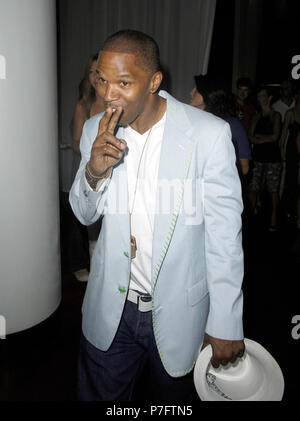 MIAMI BEACH - FL - Juni 24, 2007; Jamie Foxx verbringt ein heißes Wochenende mit unbekannter Blondine am South Beach Hotel; Das Paar wurde an der Bombay Sapphire beschmutzt präsentiert das 19. Loch Party in der blauen Tür, im Delano Hotel in South Beach: Jamie Foxx Stockfoto