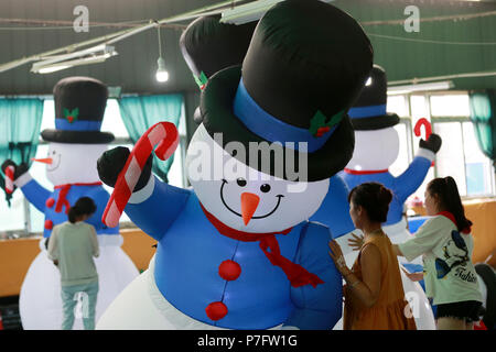 Huaibei, Huaibei, China. 6. Juli, 2018. Huaibei, CHINA - Arbeitnehmer aufblasbare Spielzeuge produzieren eine Fabrik in Huaibei, der ostchinesischen Provinz Anhui. Credit: SIPA Asien/ZUMA Draht/Alamy leben Nachrichten Stockfoto