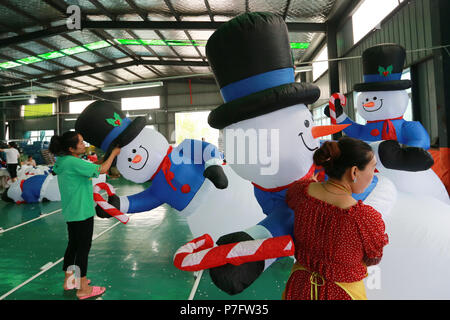 Huaibei, Huaibei, China. 6. Juli, 2018. Huaibei, CHINA - Arbeitnehmer aufblasbare Spielzeuge produzieren eine Fabrik in Huaibei, der ostchinesischen Provinz Anhui. Credit: SIPA Asien/ZUMA Draht/Alamy leben Nachrichten Stockfoto