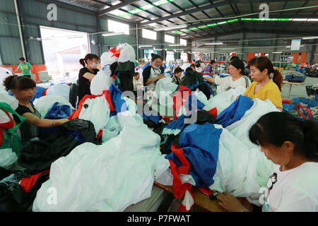 Huaibei, Huaibei, China. 6. Juli, 2018. Huaibei, CHINA - Arbeitnehmer aufblasbare Spielzeuge produzieren eine Fabrik in Huaibei, der ostchinesischen Provinz Anhui. Credit: SIPA Asien/ZUMA Draht/Alamy leben Nachrichten Stockfoto