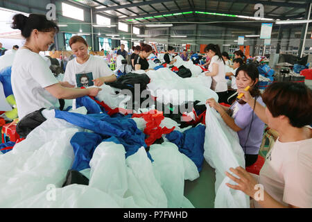 Huaibei, Huaibei, China. 6. Juli, 2018. Huaibei, CHINA - Arbeitnehmer aufblasbare Spielzeuge produzieren eine Fabrik in Huaibei, der ostchinesischen Provinz Anhui. Credit: SIPA Asien/ZUMA Draht/Alamy leben Nachrichten Stockfoto